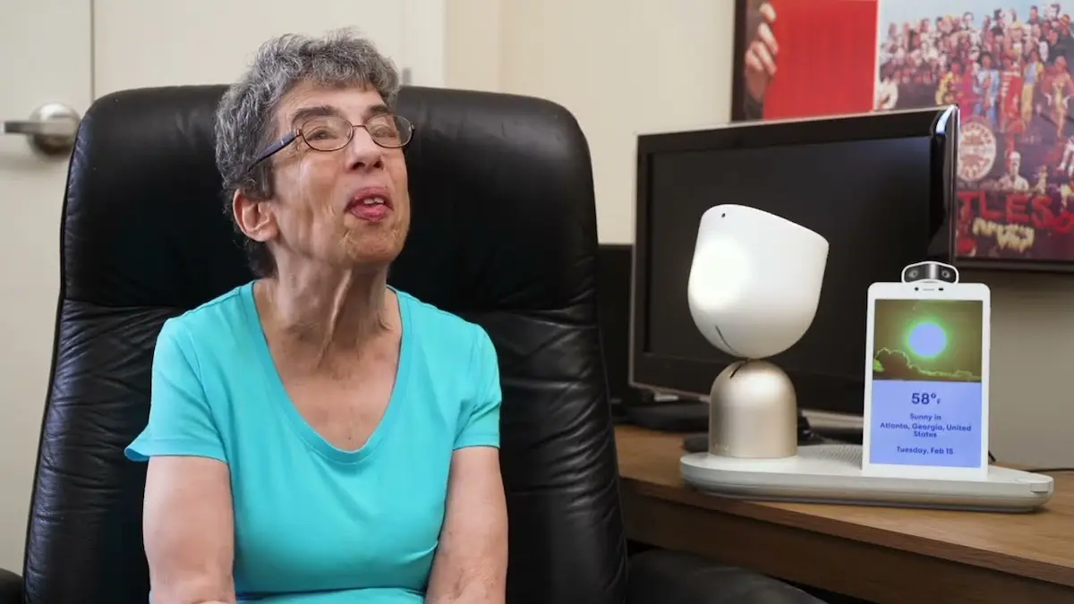 Phản hồi bằng tín hiệu đèn LED của robot để bàn ElliQ trong quá trình thiết lập mục tiêu vận động cho người dùng.