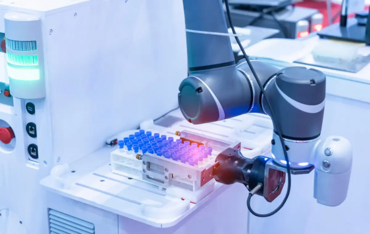 Cánh tay robot 6 trục xử lý mẫu xét nghiệm độ chính xác cao trong phòng thí nghiệm.