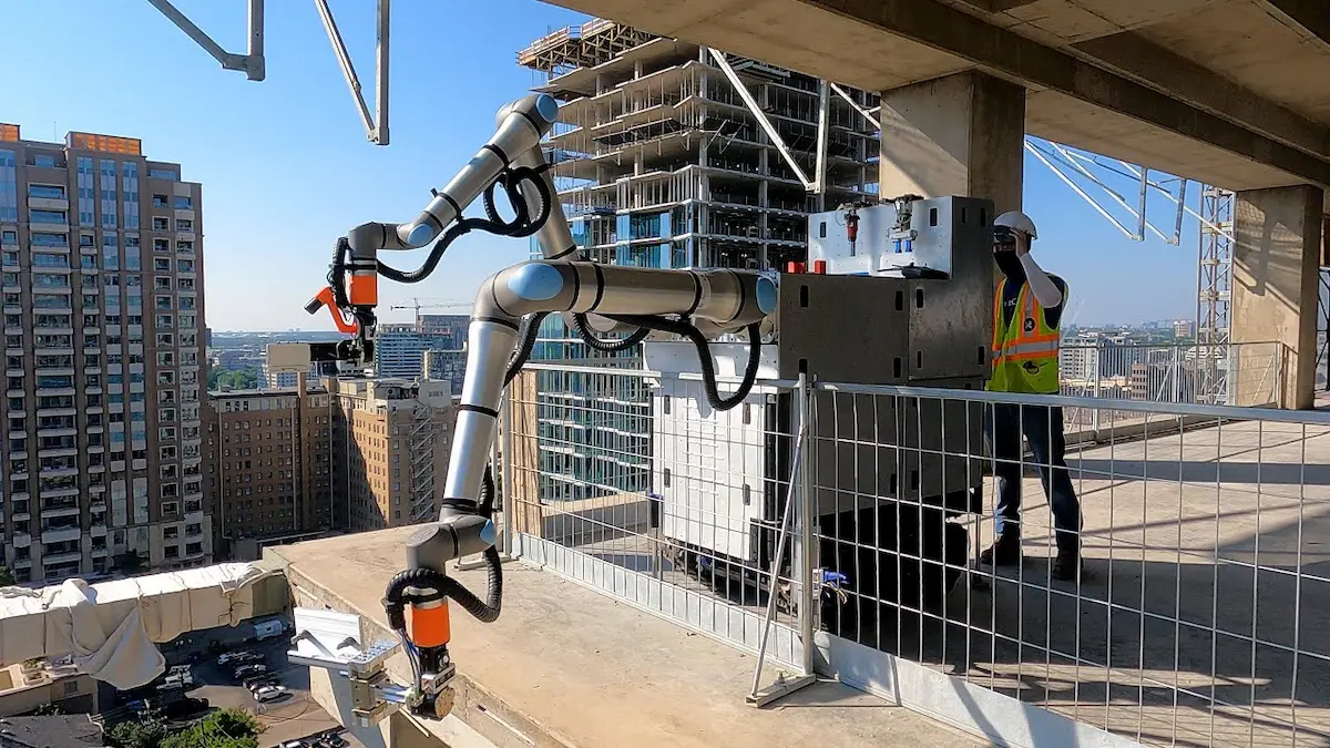 Hệ thống Raise Robotics vận hành lắp ráp tự động dưới sự giám sát an toàn của một kỹ thuật viên.