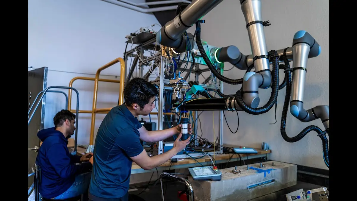 Kỹ sư đang thiết lập và hiệu chỉnh động học cho hệ thống cánh tay robot UR20 của Raise Robotics.