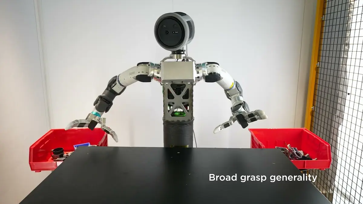 Robot công nghiệp hai cánh tay đang thực hiện thao tác gắp thả vật thể phi tiêu chuẩn vào khay phân loại, minh họa thách thức vượt qua ranh giới Sim-to-Real.