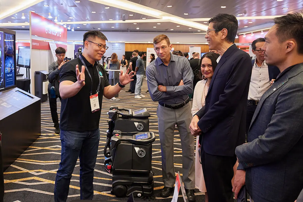 Kỹ sư trình diễn tích hợp hệ thống phần cứng robot tại triển lãm ROSCon