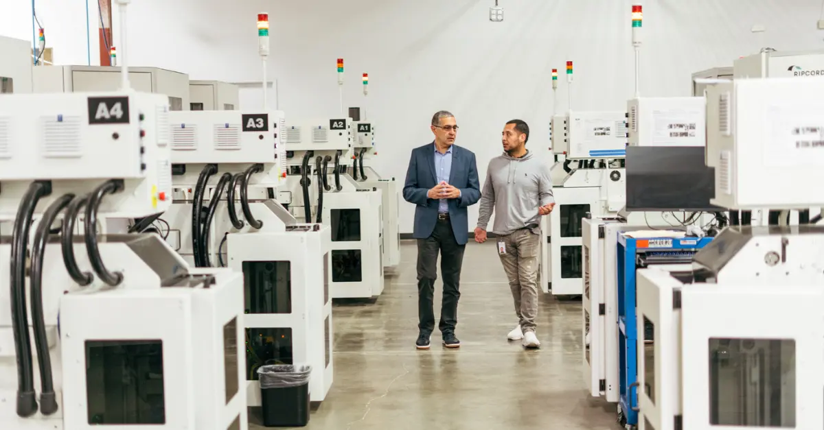 Chuyên gia kỹ thuật kiểm tra hệ thống trạm robot số hóa tài liệu Ripcord tại trung tâm dữ liệu.