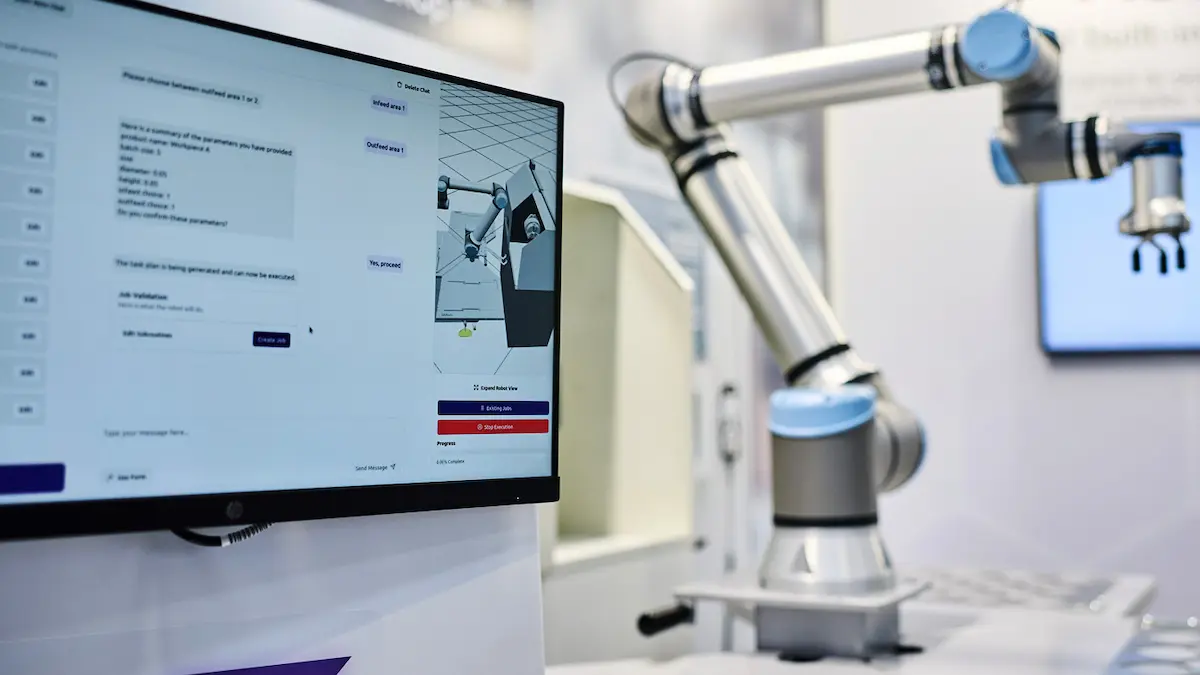 Giao diện phần mềm Acteris trên màn hình cho phép người vận hành lập trình robot bằng ngôn ngữ tự nhiên.