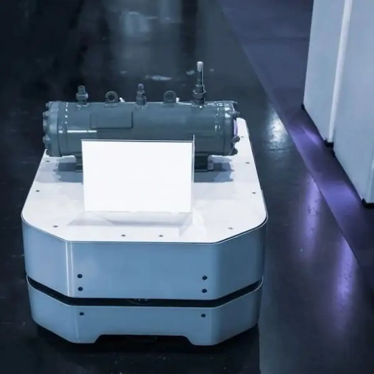 Robot tự hành AMR vận chuyển hàng hóa trong kho thông minh tích hợp sạc không dây công suất lớn.