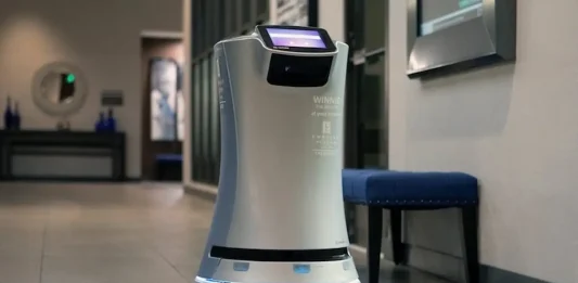 Robot tự hành Relay điều hướng thông minh trong sảnh khách sạn.