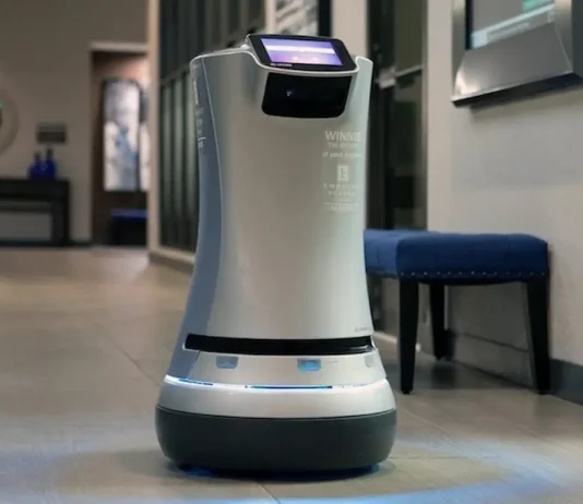 Robot tự hành Relay điều hướng thông minh trong sảnh khách sạn.