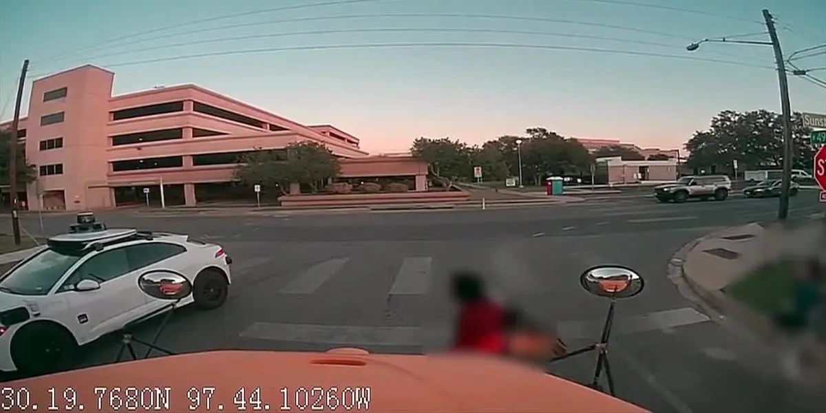 Camera hành trình ghi lại cảnh Waymo vi phạm luật giao thông tại Austin do độ trễ xử lý từ nhân sự điều hành từ xa (Teleop).