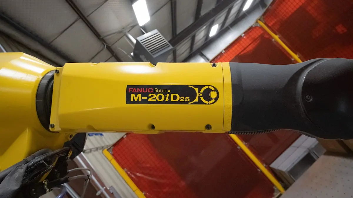 Cận cảnh cánh tay robot FANUC M-20iD/25 với thiết kế cổ tay rỗng Hollow Wrist 57mm giúp triệt tiêu rủi ro đứt cáp ngầm.