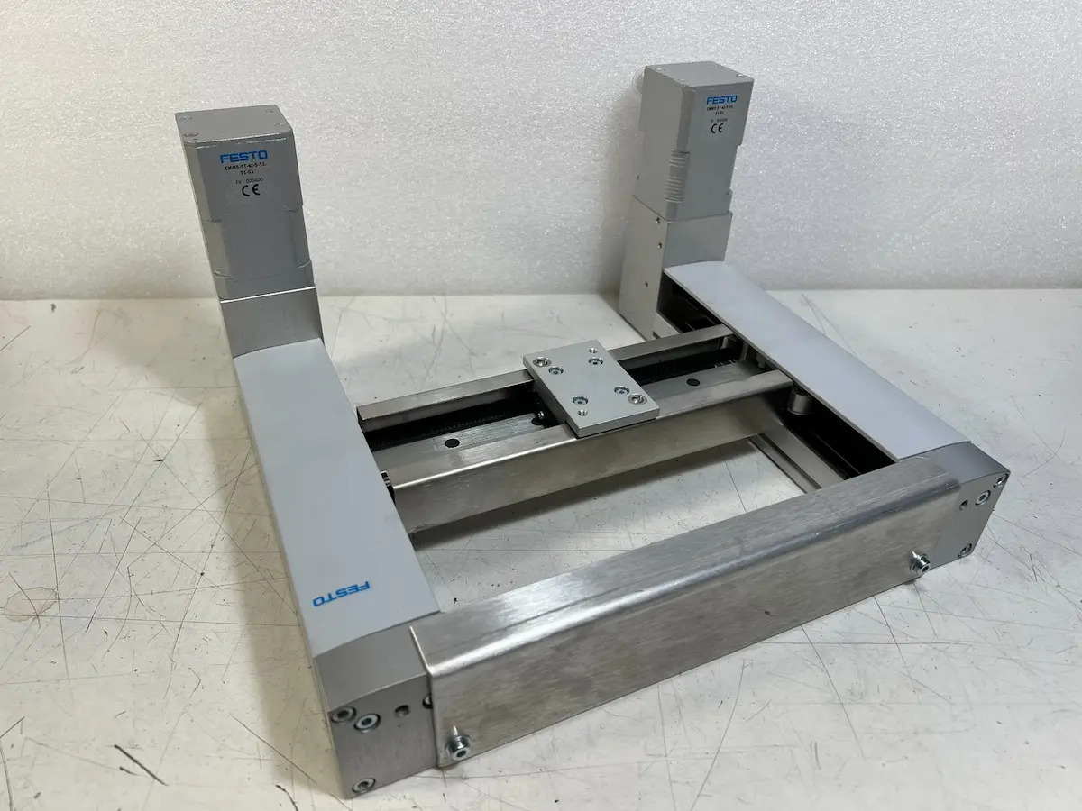 Cấu trúc cổng trục H-gantry và hệ thống xích năng lượng của robot Festo EXCM.