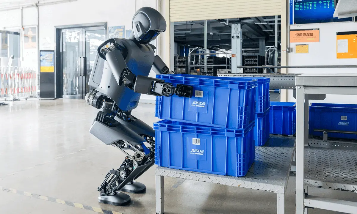 Cấu trúc phần cứng UBTECH Walker S thực hiện bốc vác tải trọng nhờ hệ thống khớp eo và đầu gối linh hoạt.