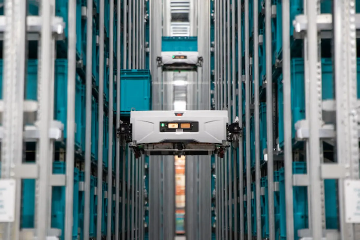 Cận cảnh cơ chế leo kệ dọc của phần cứng Exotec Skypod