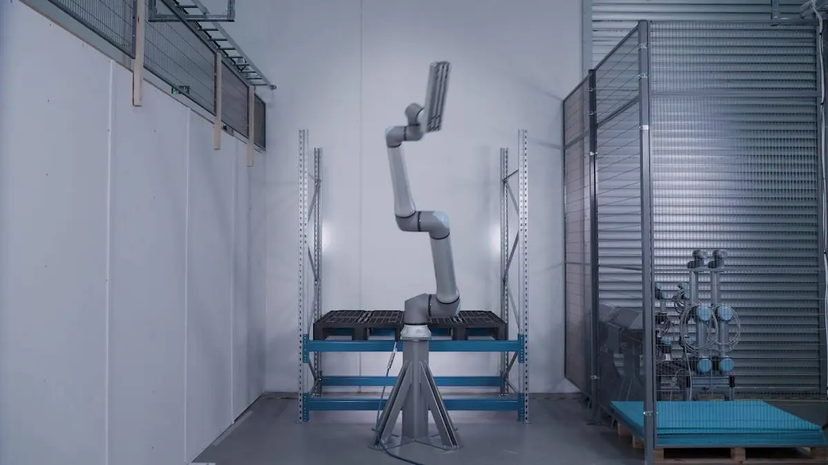 Đánh giá rủi ro phần cứng robot UR20 vung sải tay dài 1.75m mang tải 25kg, sinh ra động năng 188 Joules khổng lồ cần được giới hạn để đảm bảo an toàn.