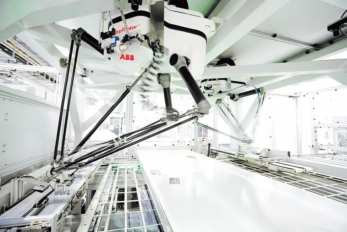 Robot ABB IRB 360 FlexPicker biến thể Wash Down hoạt động trong môi trường đóng gói khép kín vô trùng.