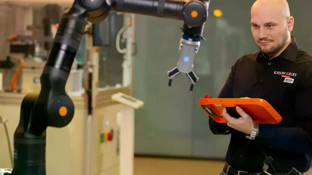 Chuyên gia kỹ thuật sử dụng thiết bị cầm tay Teach-pendant để điều chỉnh sai số Thermal Drift cho nhân sự Robot.