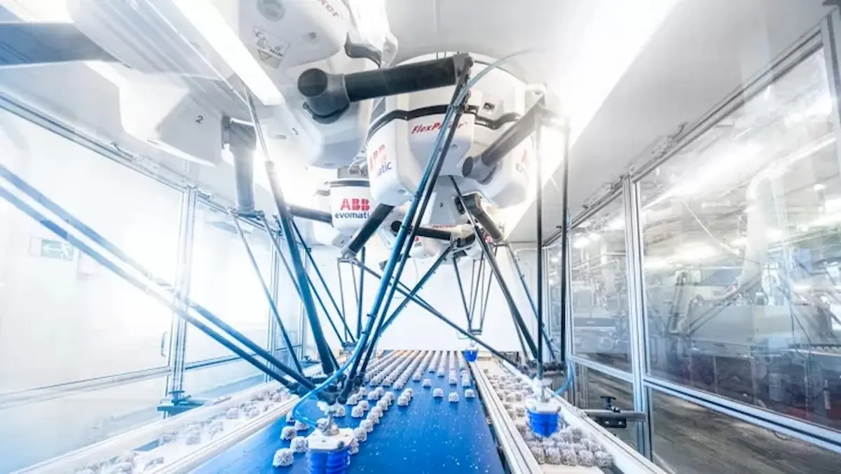 Cận cảnh cụm tay gắp chân không của robot ABB IRB 360 FlexPicker trong quy trình gắp thả tốc độ cao.