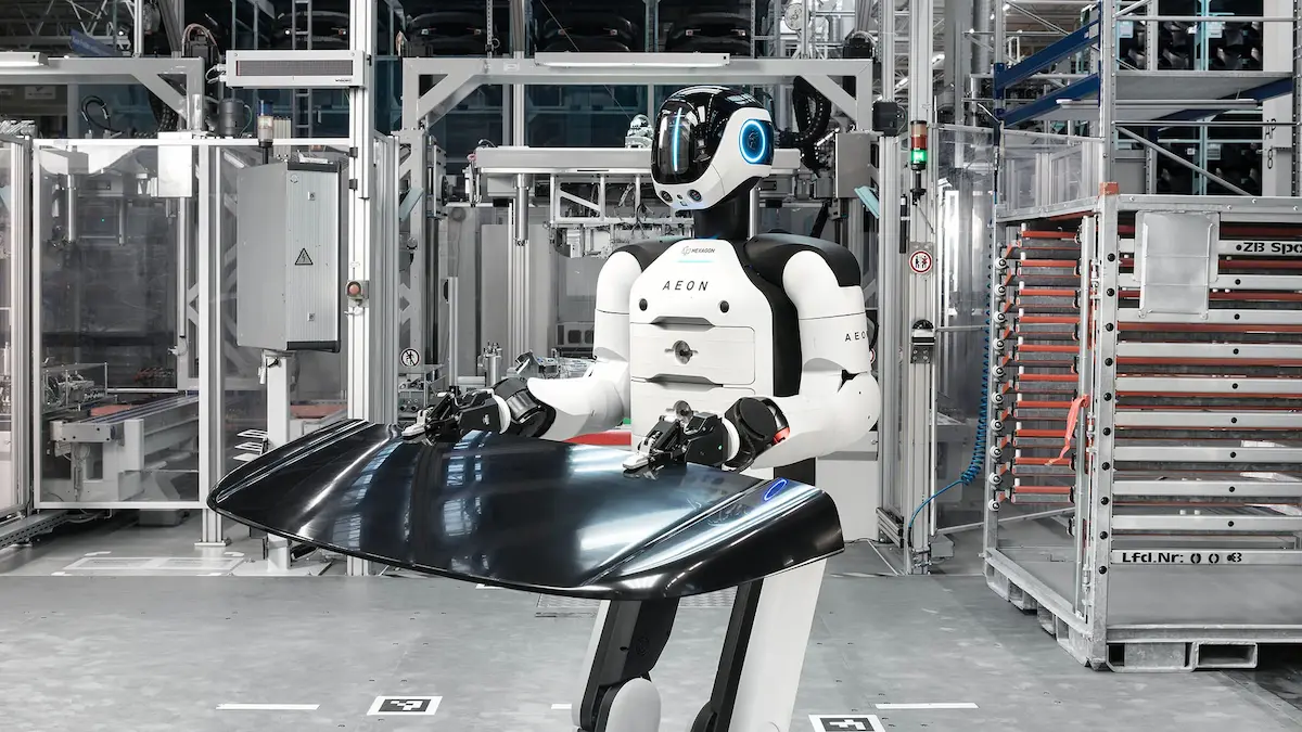 Robot nhân hình Hexagon AEON lap rap linh kien than xe BMW