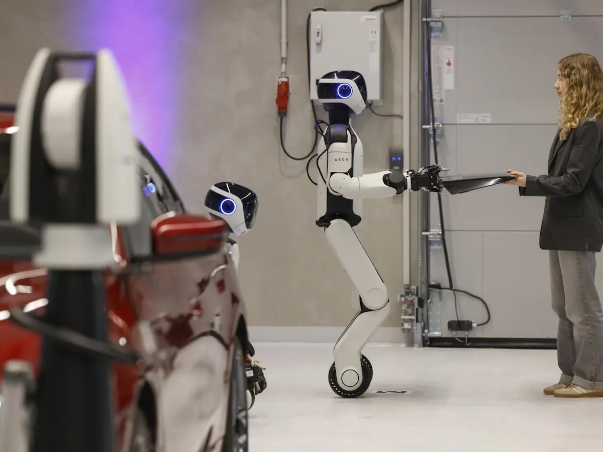 Robot Hexagon AEON tu can bang tren hai banh tuong tac voi nhan su BMW