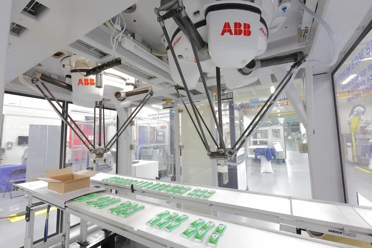 Hệ thống trạm đa robot ABB IRB 360 FlexPicker phối hợp đồng bộ trên băng tải phân loại tốc độ cao.