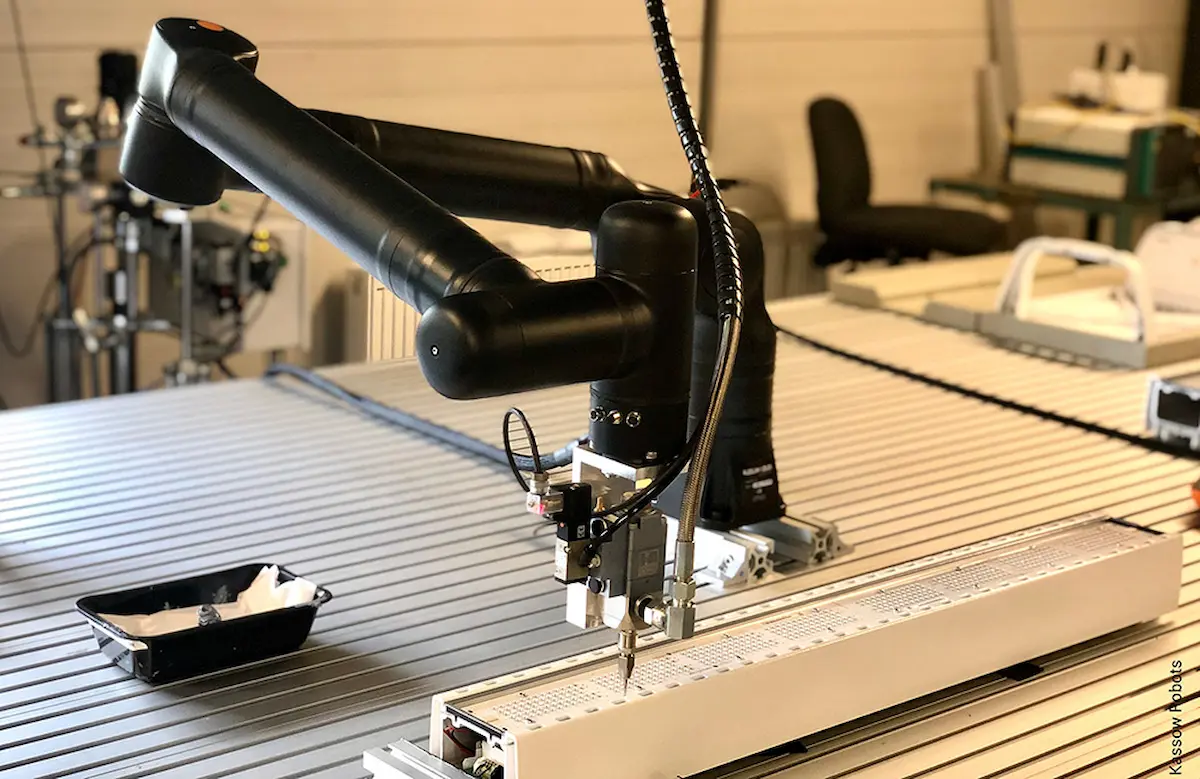 Cánh tay Robot cộng tác đang thực hiện nhiệm vụ lắp ráp chính xác trên dây chuyền sản xuất công nghiệp thực tế.