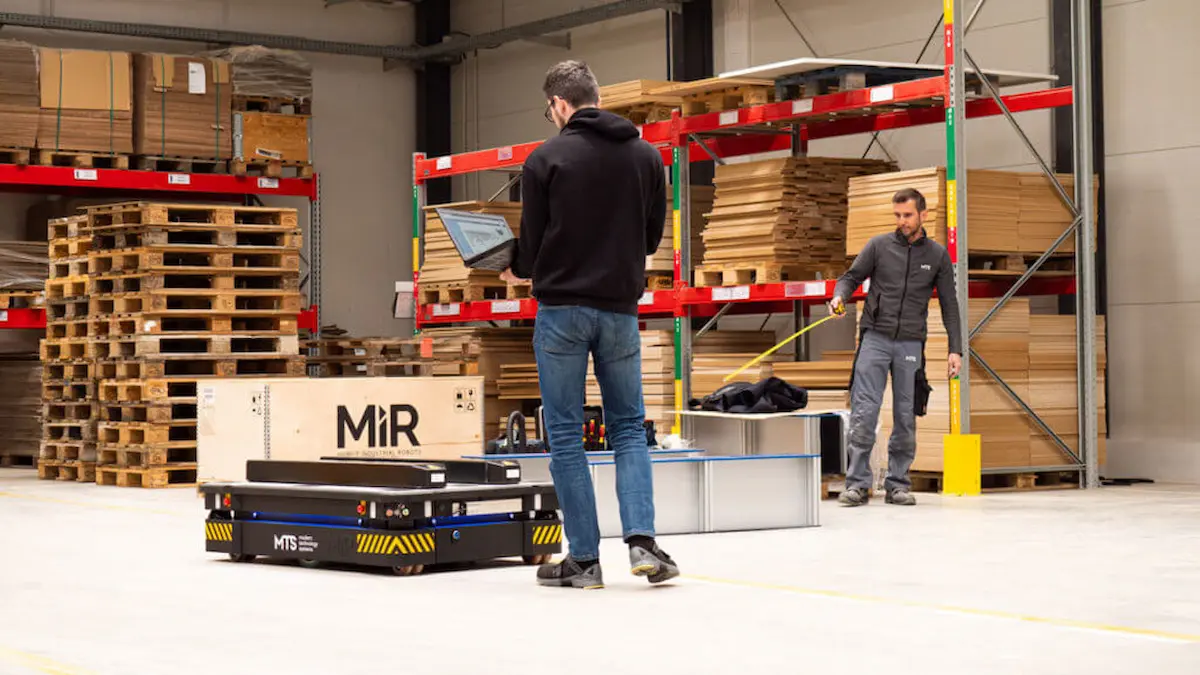 Kiểm thử năng suất thực chiến và chu kỳ làm việc của robot MiR 1350 khi chia sẻ không gian với nhân sự kho bãi.