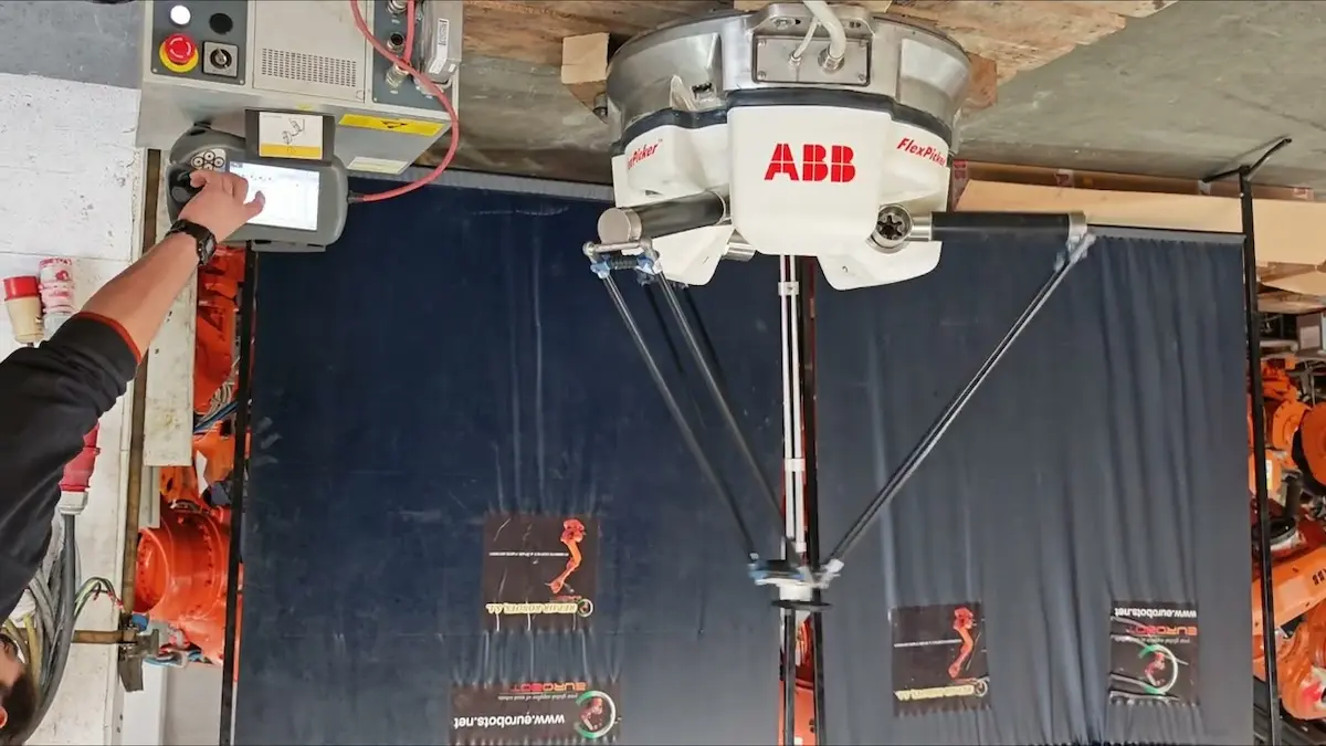 Kỹ sư bảo trì kiểm tra hao mòn khớp cầu và tay đòn sợi carbon của robot ABB IRB 360 FlexPicker.