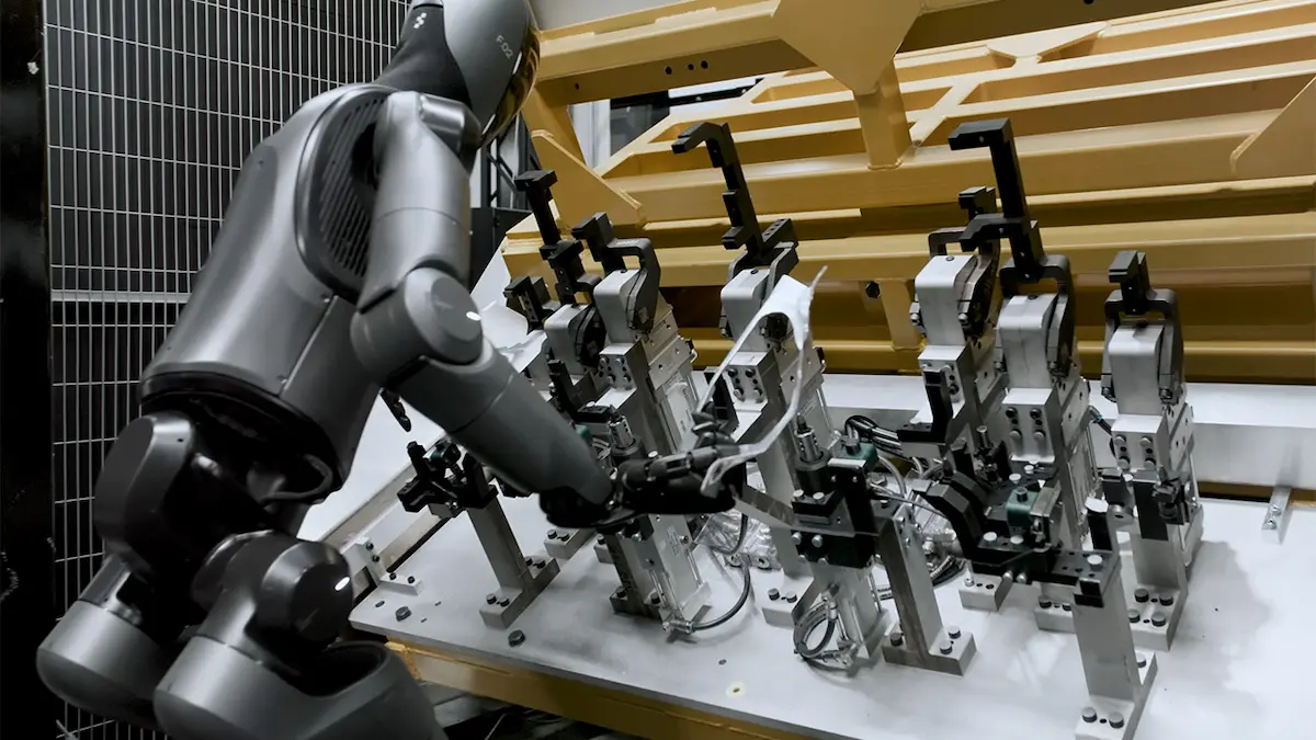 Lõi AI Figure 02 xử lý tại biên (Edge Compute) điều phối động học và thủ thuật sơn đen nhám chống lóa.