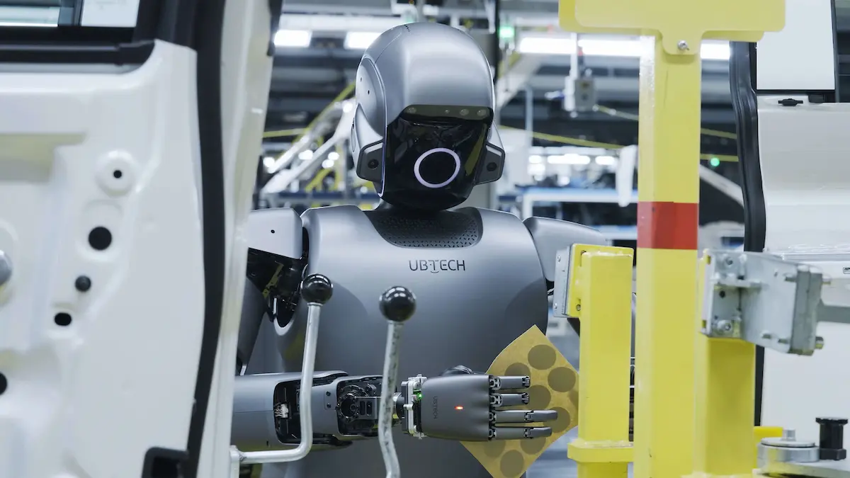 Robot hình người UBTECH Walker S sử dụng lõi AI và thị giác máy tính để phân tích linh kiện.