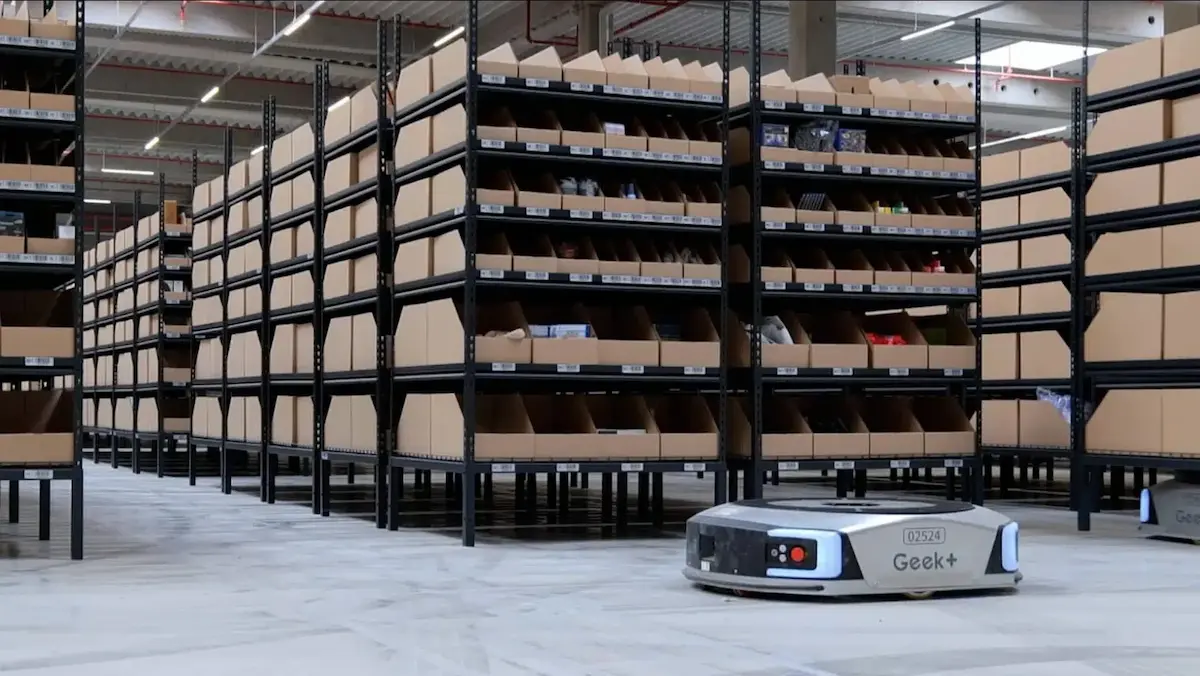 Đánh giá năng suất xử lý thực chiến của robot kho bãi Geek+ P800 tại trung tâm phân phối.