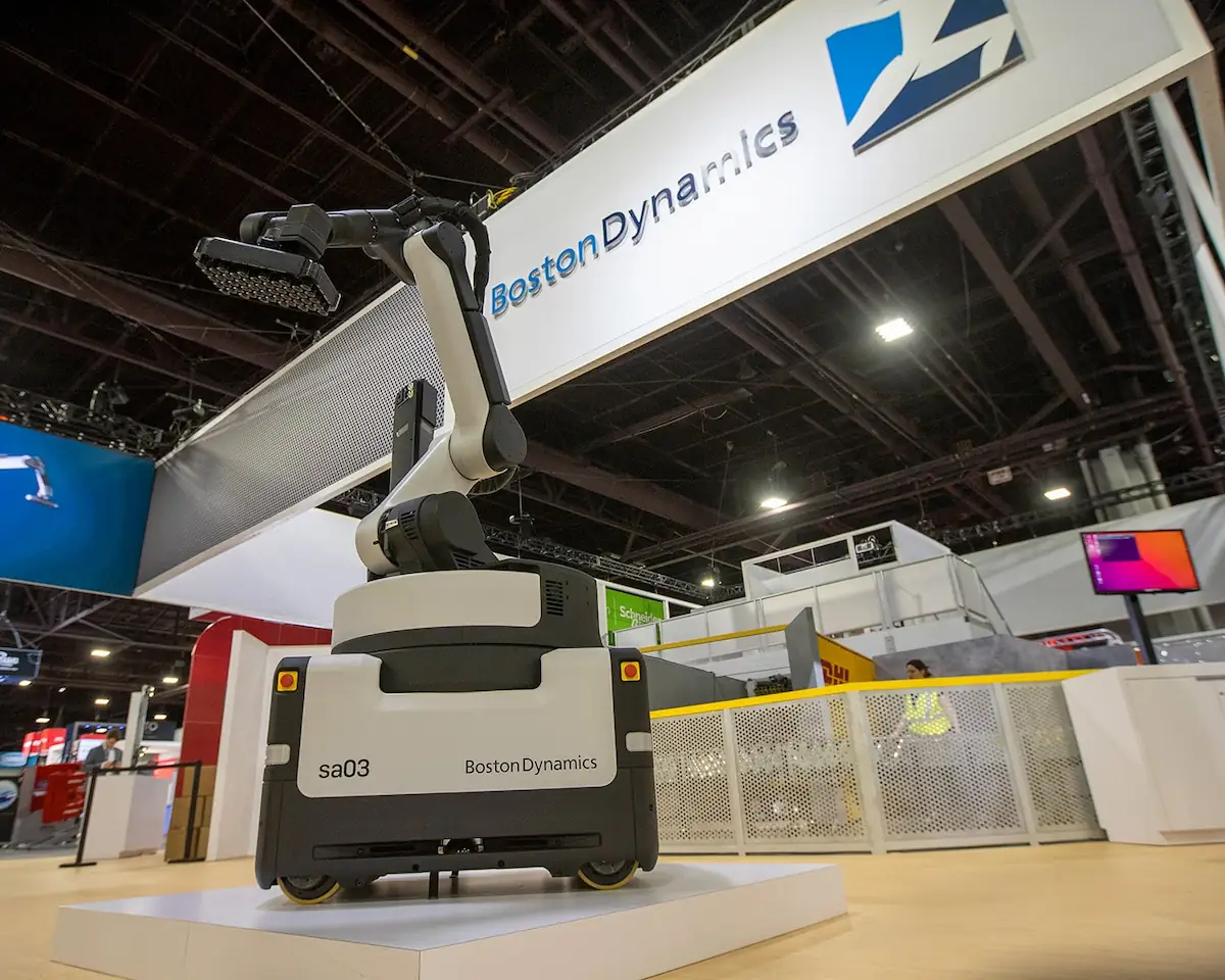 Phần cứng Boston Dynamics Stretch tại Modex 2022, thể hiện rõ bệ máy nặng 1.3 tấn đóng vai trò đối trọng cơ khí.