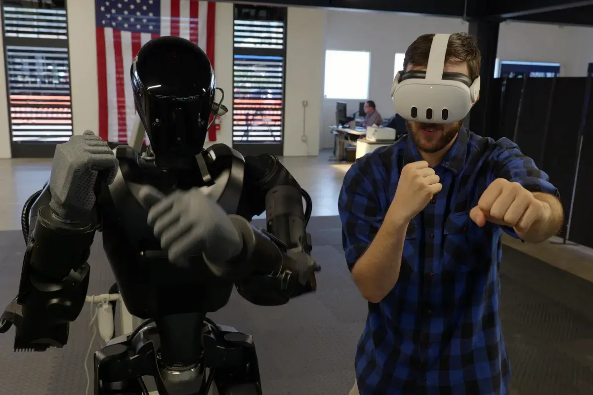 Robot Phantom MK-1 trong tư thế tự vệ đối diện với người đeo kính VR, mô phỏng tương tác người-máy, ĐỂ đánh giá Phantom MK-1