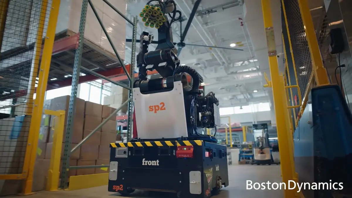 Hình ảnh rã máy phần cứng robot Boston Dynamics Stretch nguyên mẫu SP2, lộ rõ cấu trúc bệ di động và tay máy cơ khí.