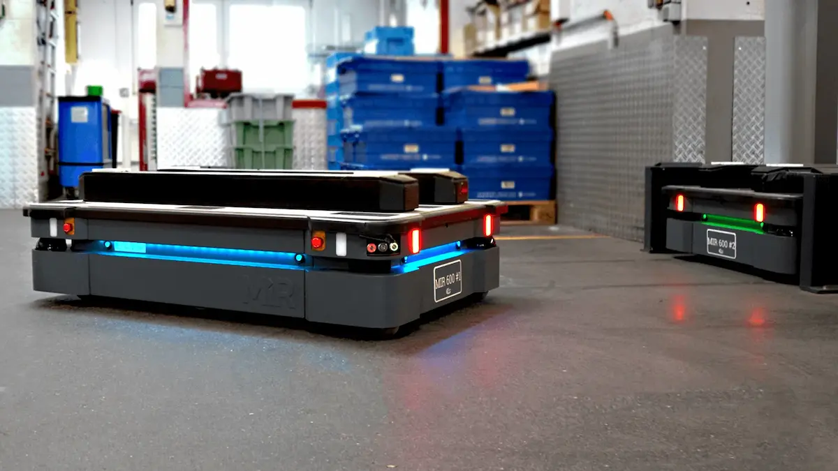 Đánh giá rào cản không gian và giới hạn hành lang 3.5m khi hai robot phần cứng MiR 1350 chạy ngược chiều.