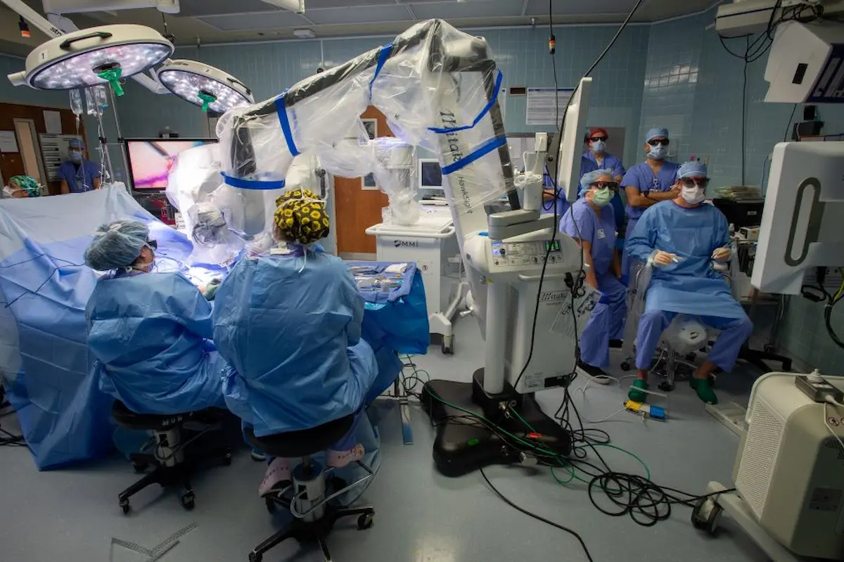 Không gian thiết lập hệ thống cánh tay robot phẫu thuật thực tế cho thấy sự cồng kềnh và rào cản tích hợp.