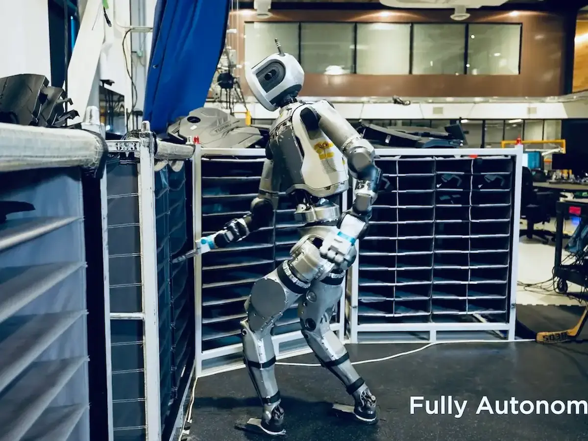 Robot Atlas Điện vận hành hoàn toàn tự động trong bài kiểm thử lấy linh kiện ô tô tại nhà máy.