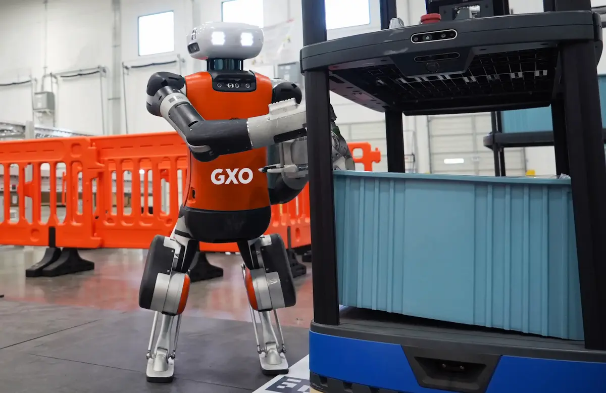 Robot Digit đang thực hiện nghiệp vụ bốc xếp hàng hóa tại kho GXO Logistics