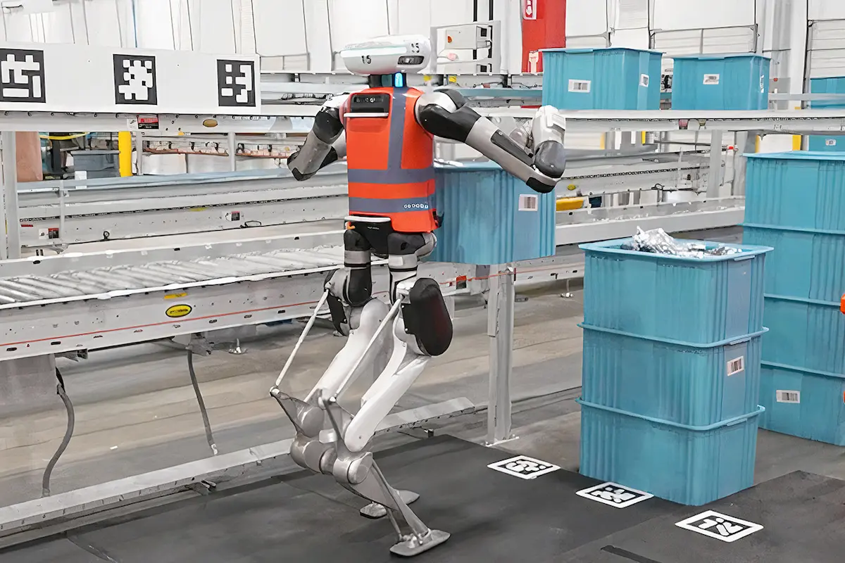 Robot hình người Digit thực hiện tác vụ bốc xếp hàng hóa lên băng chuyền tự động