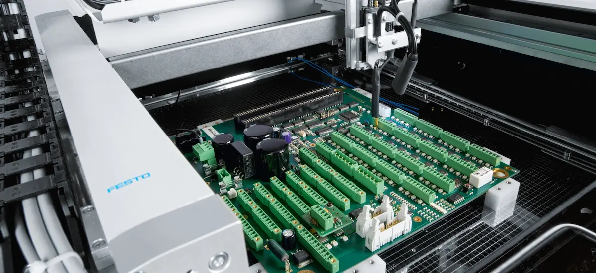 Robot Festo EXCM thao tác gắp thả linh kiện điện tử trên bảng mạch in.