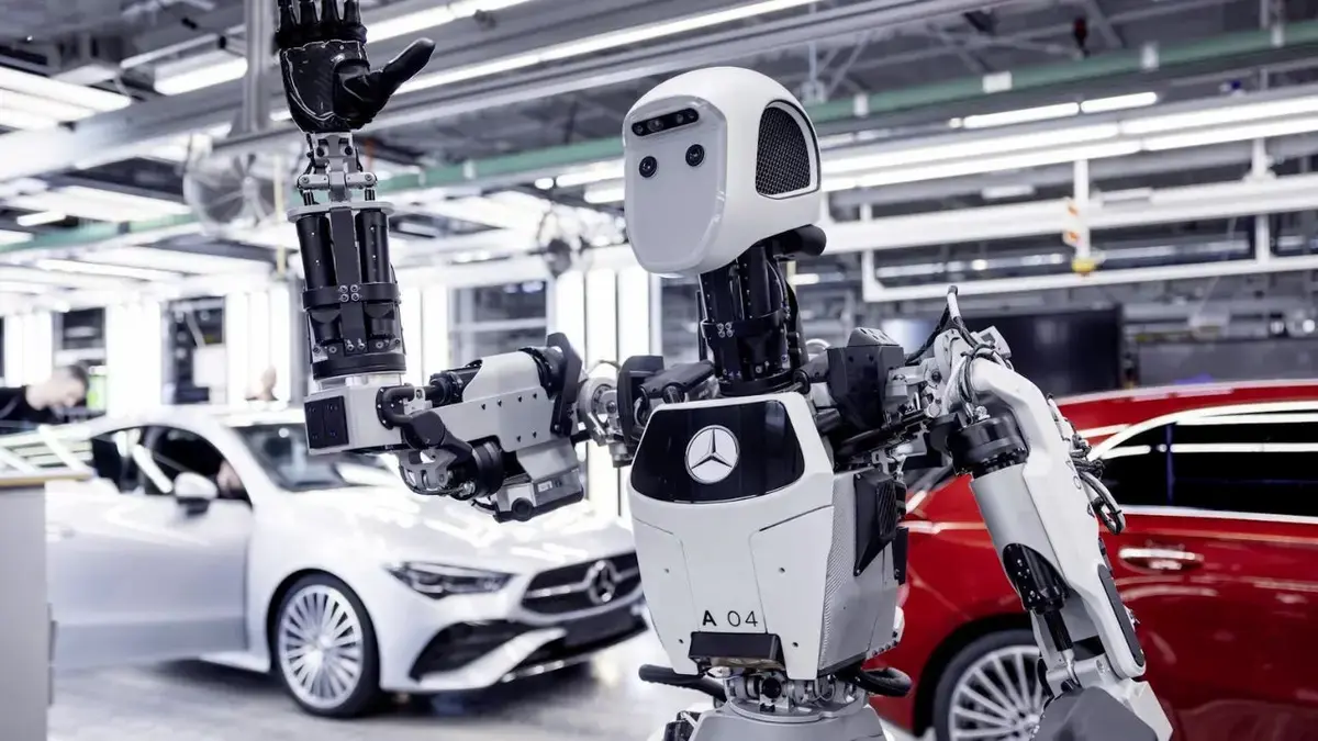 Đánh giá năng lực cấp liệu dọc dây chuyền của robot hình người Apptronik Apollo tại nhà máy Mercedes-Benz.