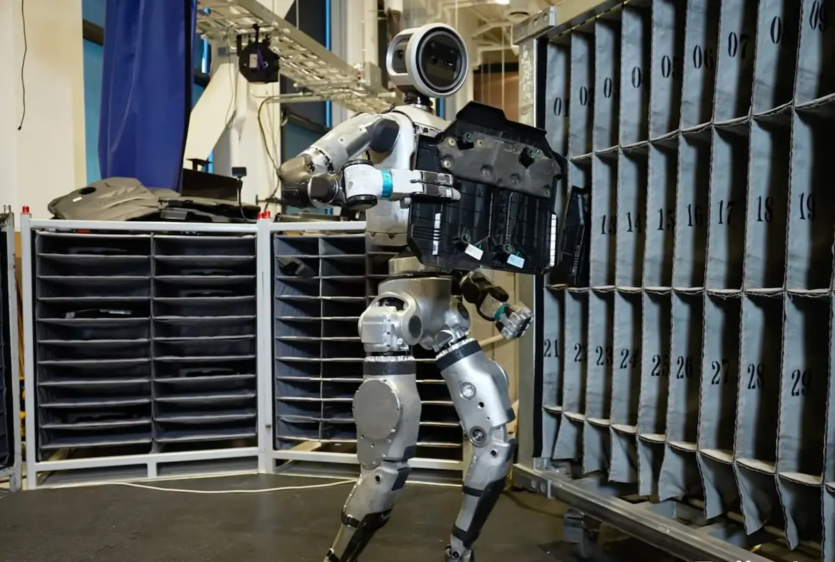 Robot hình người Atlas Điện của Boston Dynamics thực hiện thao tác sequencing linh kiện trong nhà máy.