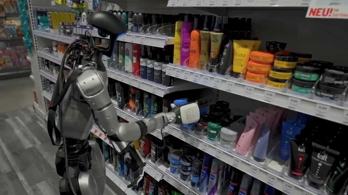 Robot hình người (humanoid robot) tương tác và cầm sản phẩm trên kệ hàng bán lẻ.