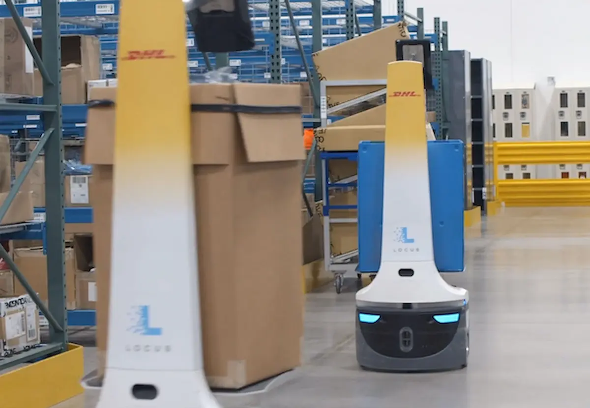 Robot tự hành Locus Origin mang logo DHL đang vận hành trong môi trường kho bãi thực tế. (ROI Robot Locus Origin)