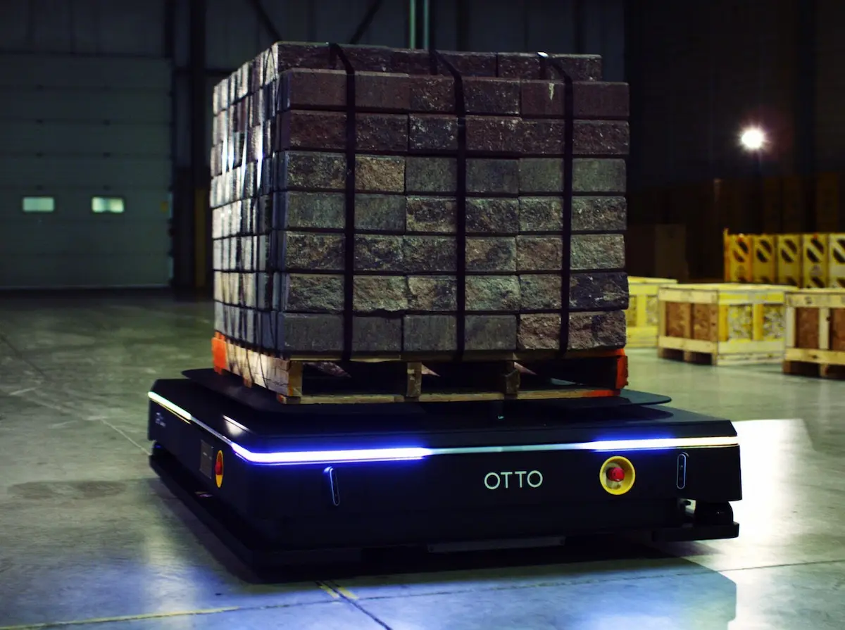 Robot tự hành OTTO 1500 chở pallet gạch nặng 1.9 tấn trong kho công nghiệp. Đánh giá OTTO 1500
