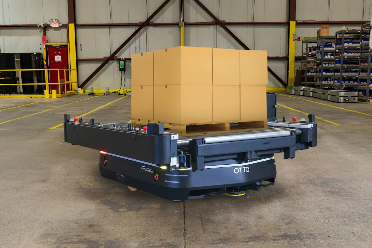 Robot OTTO 1500 tích hợp module băng tải chở thùng hàng trong nhà máy