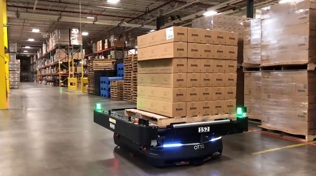 Robot tự hành OTTO 1500 trung chuyển vật tư tại dây chuyền sản xuất Amway. Tích hợp OTTO 1500