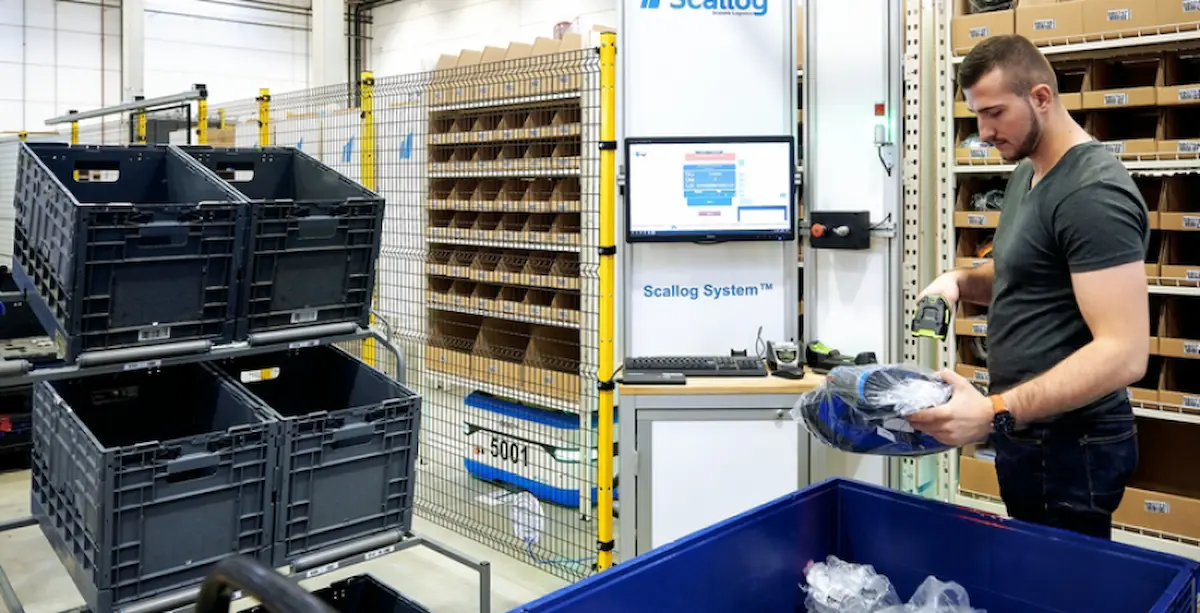 Cận cảnh nhân viên kho đang thao tác lấy hàng tại trạm phân loại trong mô hình Goods-to-Person của robot Scallog Boby.