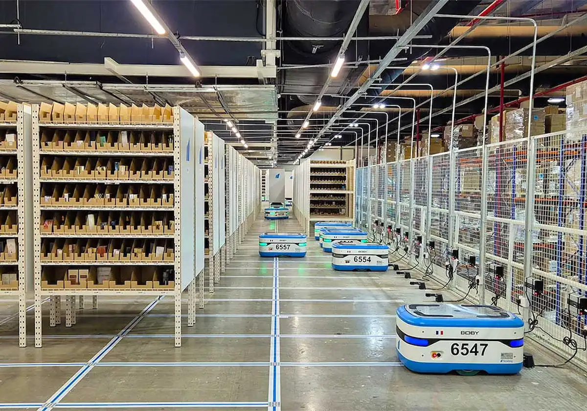 Hệ thống robot kho bãi Scallog Boby di chuyển trên dải băng dẫn đường từ tính trong vùng Exclusive designated zone.