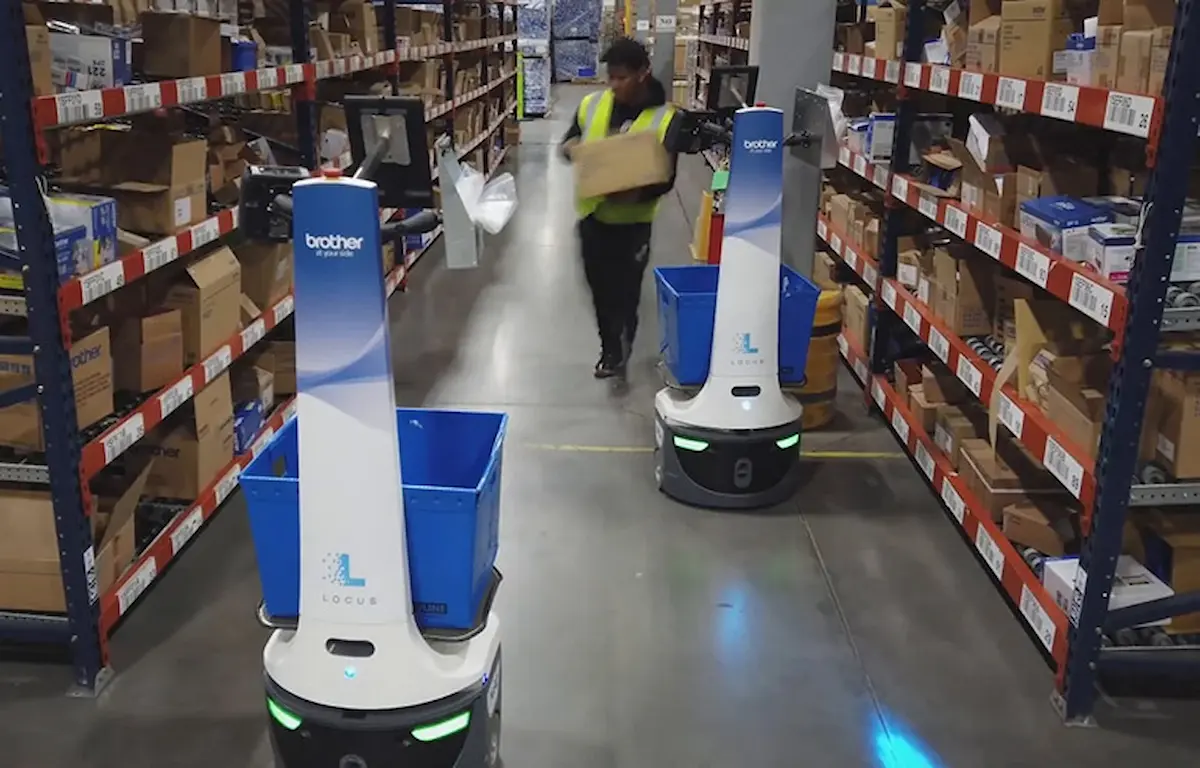 Robot tự hành Locus Origin phối hợp nhặt hàng lẻ (collaborative picking) cùng công nhân trong nhà kho thương mại điện tử.
