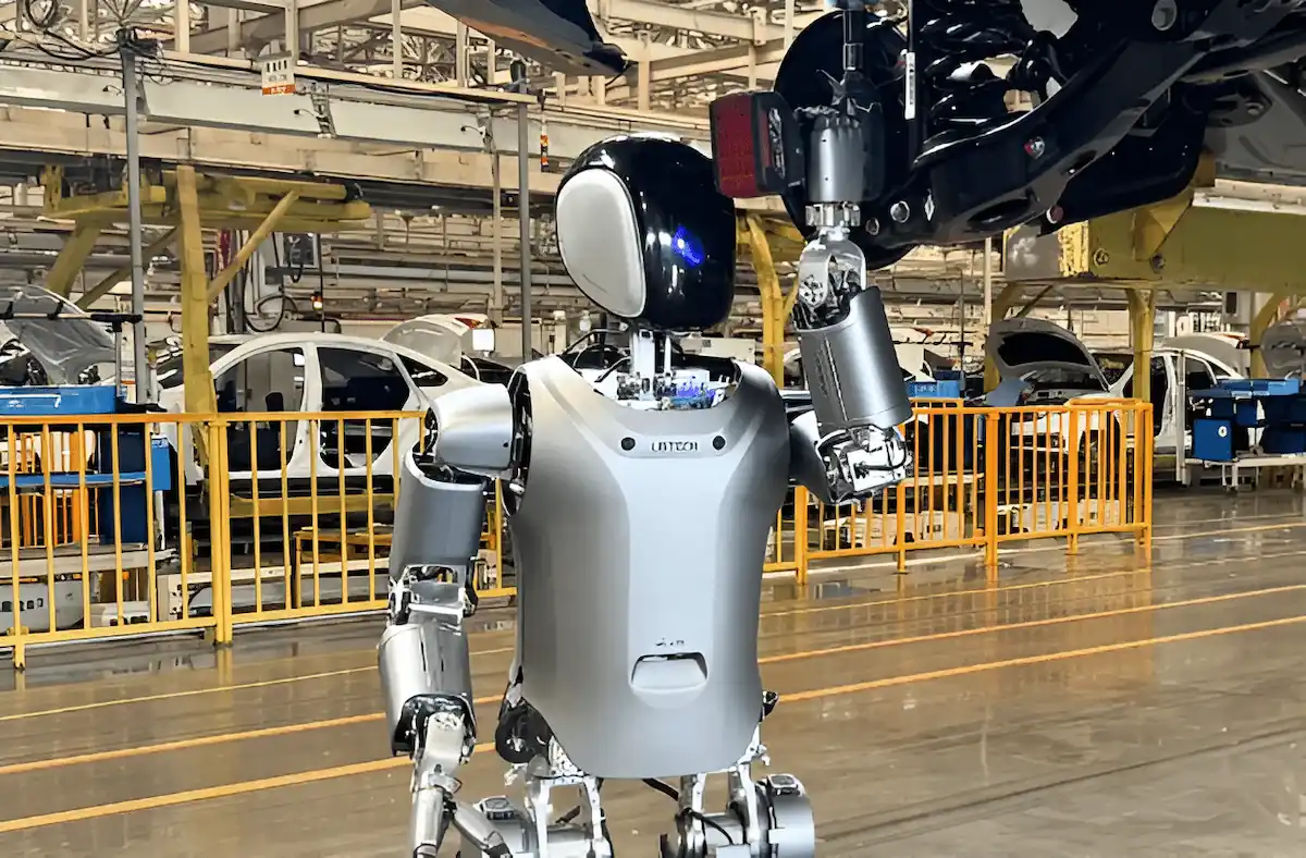 Robot UBTECH Walker S đang thực hiện quy trình kiểm tra phần trên khung gầm xe điện tại nhà máy.
