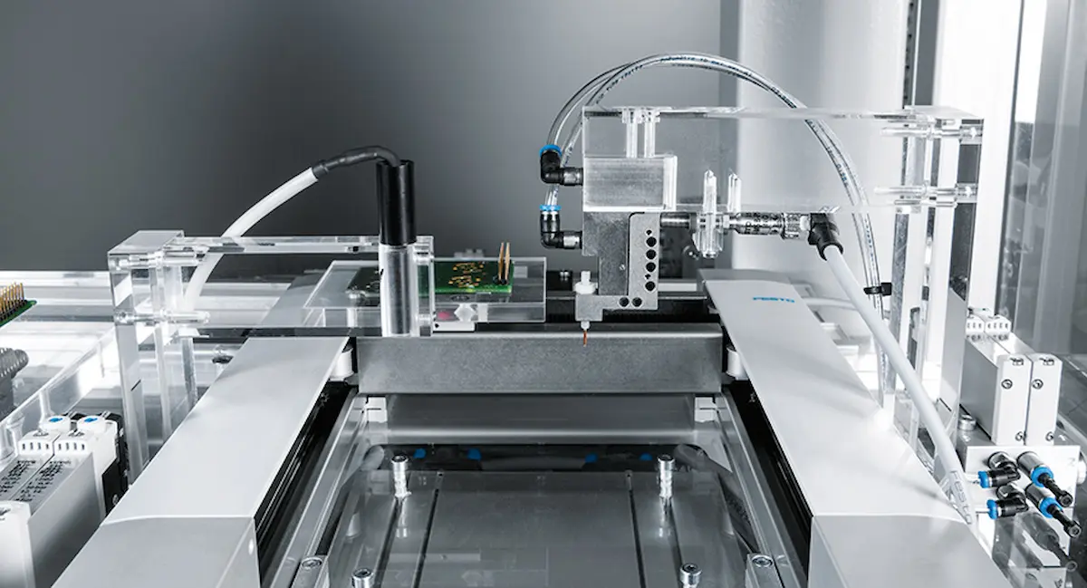 So sánh hai dòng robot Festo EXCM: mẫu EXCM-30 (trái) và mẫu EXCM-40 (phải).